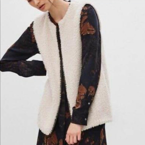 Aritzia- Chatou Vest - Picture 1 of 3